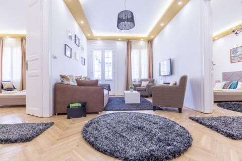 Eladó Lakás 1054 Budapest 5. kerület , Zoltán utca , erkély, Dunai panorámával, magas emeleti 