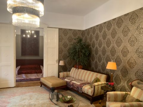Eladó Lakás 1062 Budapest 6. kerület Kodály Köröndnél nagypolgári, jó állapotú, ketté osztható!