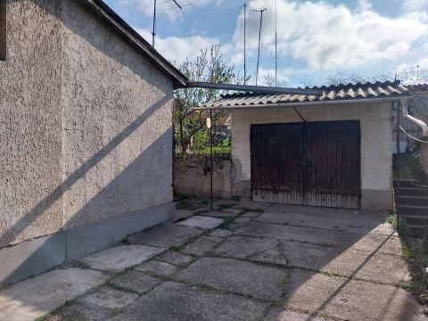 Eladó Ház 2800 Tatabánya Jól alakítható, statikailag jó állapotban lévő családi ház. 