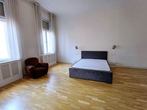 Eladó Lakás 1061 Budapest 6. kerület Az Anker házban, napfényes, utcai