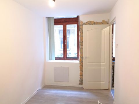 Kiadó Lakás 1082 Budapest 8. kerület Corvin sétánytól pár lépésnyire, nappali + 2 hálóhelyiség