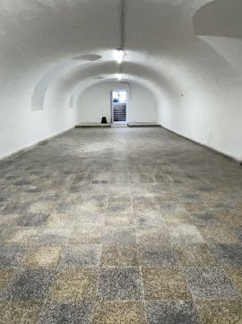 Eladó Üzlethelyiség 7626 Pécs , Belvárosban 216 nm-es felújított raktár/üzlethelyiség