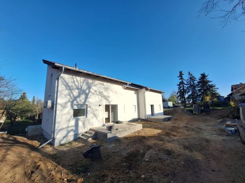 Eladó Ház 2146 Mogyoród Mogyoród-felsőn közel a HÉV állomáshoz.