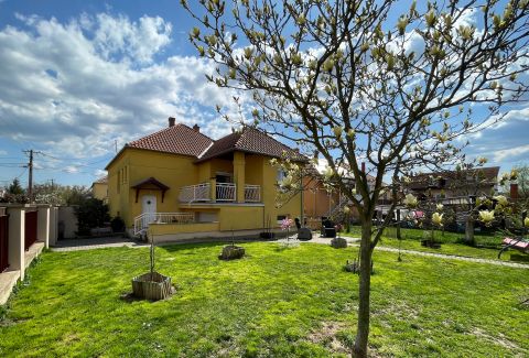 Eladó Ház 9700 Szombathely , Családi ház garázzsal + 1 lakrész :)