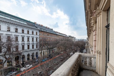 Eladó Lakás 1061 Budapest 6. kerület , Impozáns, igazi nagypolgári lakás az Andrássy úton