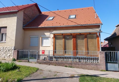Eladó Ház 7400 Kaposvár , ***Vöröstelek utca, nappali + 4 szobás, igényes, családi ház