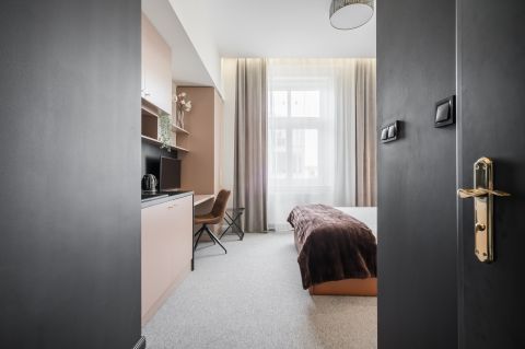 Eladó Vendéglátás 1053 Budapest 5. kerület Astoriánál üzemelő saját fürdős-teakonyhás 8 unit-os hotel 