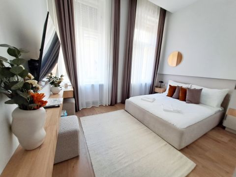 Eladó Vendéglátás 1066 Budapest 6. kerület , 13 szobás hotel az Operaház közelében ÖNÁLLÓ UTCAI BEJÁRATTA
