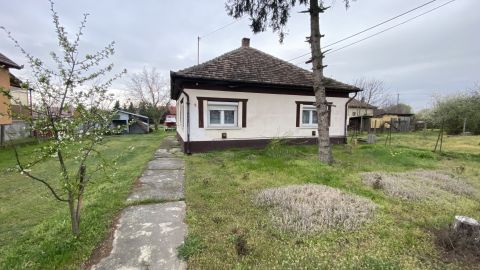 Eladó Ház 2764 Tápióbicske , Tápióbicske, központhoz közel, nyugodt, rendezett utcában
