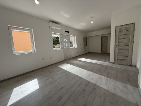 Eladó Ház 1183 Budapest 18. kerület , Felújított,belső kétszintes,udvarkapcsolattal,gk beállóval