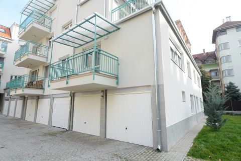 Kiadó Lakás 6000 Kecskemét , Belvárosban nappali + 2 szobás erkélyes lakás garázzsal