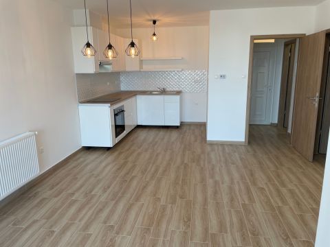 Kiadó Lakás 2760 Nagykáta ,  Központban újépítésű lakás, második emeleten kis rezsivel!