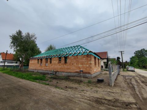Eladó Ház 2200 Monor , Vejkó étterem közelében