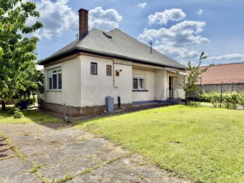 Eladó Ház 7039 Németkér , Kellemes hangulatú kockaház