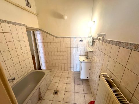Eladó Lakás 1088 Budapest 8. kerület Kőrúton 2 szobás utcai emeleti lakás eladó!M2,M3,M4 metrónál