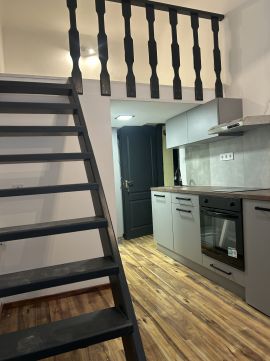 Eladó Lakás 1081 Budapest 8. kerület , 8. kerület - Óbudai Egyetem szomszédságában - Felújított stúdió lakás