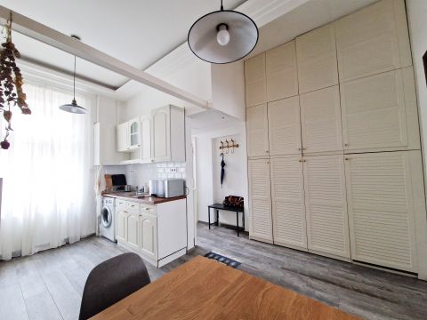 Kiadó Lakás 1063 Budapest 6. kerület , KODÁLY KŐRÖNDNÉL KÉTSZOBÁS HANGULATOS LAKÁS 