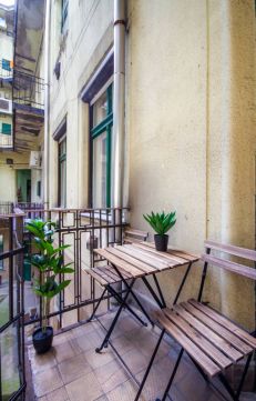 Eladó Lakás 1065 Budapest 6. kerület , Amerikai konyhás nappali + 2 hálós lakás a Pesti Broadway -n