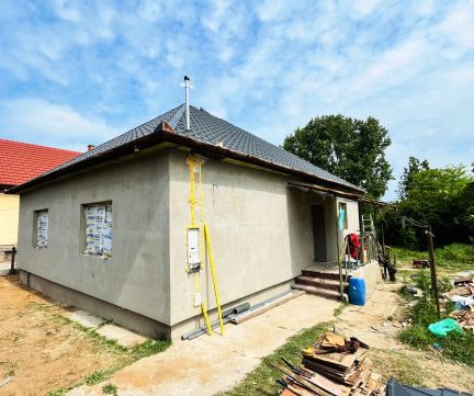 Eladó Ház 2242 Sülysáp , Felújított, 4 szobás, tégla építésű kádár-kocka!