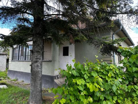 Eladó Ház 7013 Cece Központi helyen, gazdálkodásra is alkalmas családi ház eladó