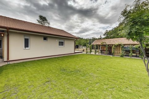 Eladó Ház 6044 Kecskemét , 2023-ban épült 95 m2-es, nappali+3 szobás családi ház!