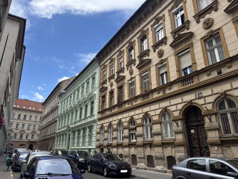Eladó Tároló/Raktár 1074 Budapest 7. kerület Munkás utcában rendezett házban utcai bejárattal