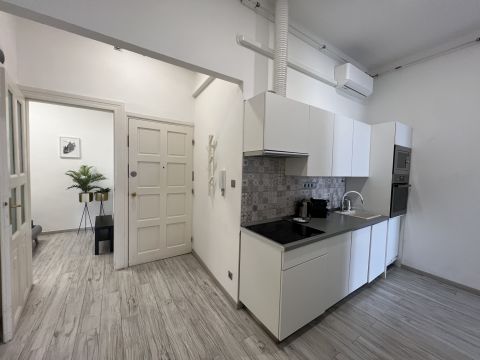 Eladó Lakás 1065 Budapest 6. kerület , Nagymező utcában,szép házban,étkező konyha+3 szobás,erkélyes