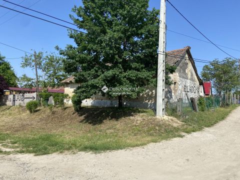 Eladó Ház 2200 Monor Monor belterület, a Strázsa-hegy lábánál.