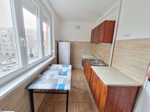 Kiadó Lakás 6000 Kecskemét , Kiadó 2 szobás bútorozatlan, felújított lakás