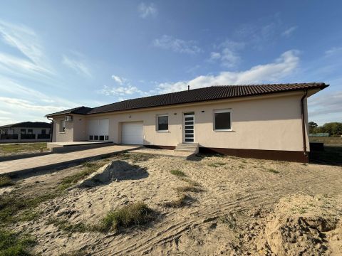 Kiadó Ház 6000 Kecskemét Újépítésű 92 m2-es családi ház + GARÁZS KIADÓ /A ÉPÜLET/