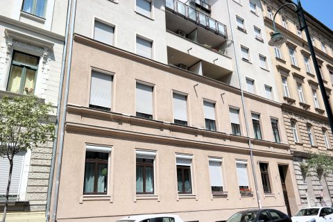Eladó Lakás 1094 Budapest 9. kerület Berzenczey utca: felújított ház, házközponti fűtés, bomba ár