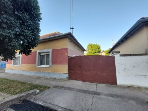 Eladó Ház 7027 Paks , Felújítandó családi ház központi helyen