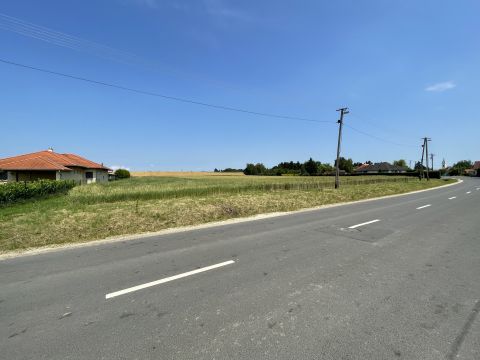 Eladó Telek 9783 Egyházasrádóc Belterületi - ikerház építésére is alkalmas telkek -2399 m2