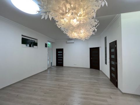 Eladó Lakás 1201 Budapest 20. kerület , frissen felújított, két szobás lakás 2 percre a központtól