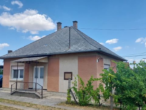 Eladó Ház 7130 Tolna , Jó állapotú tégla családi ház