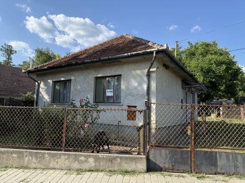 Eladó Ház 2235 Mende , Nyugalomra vágyik? Eladó családi ház Mendén, csendes utcában