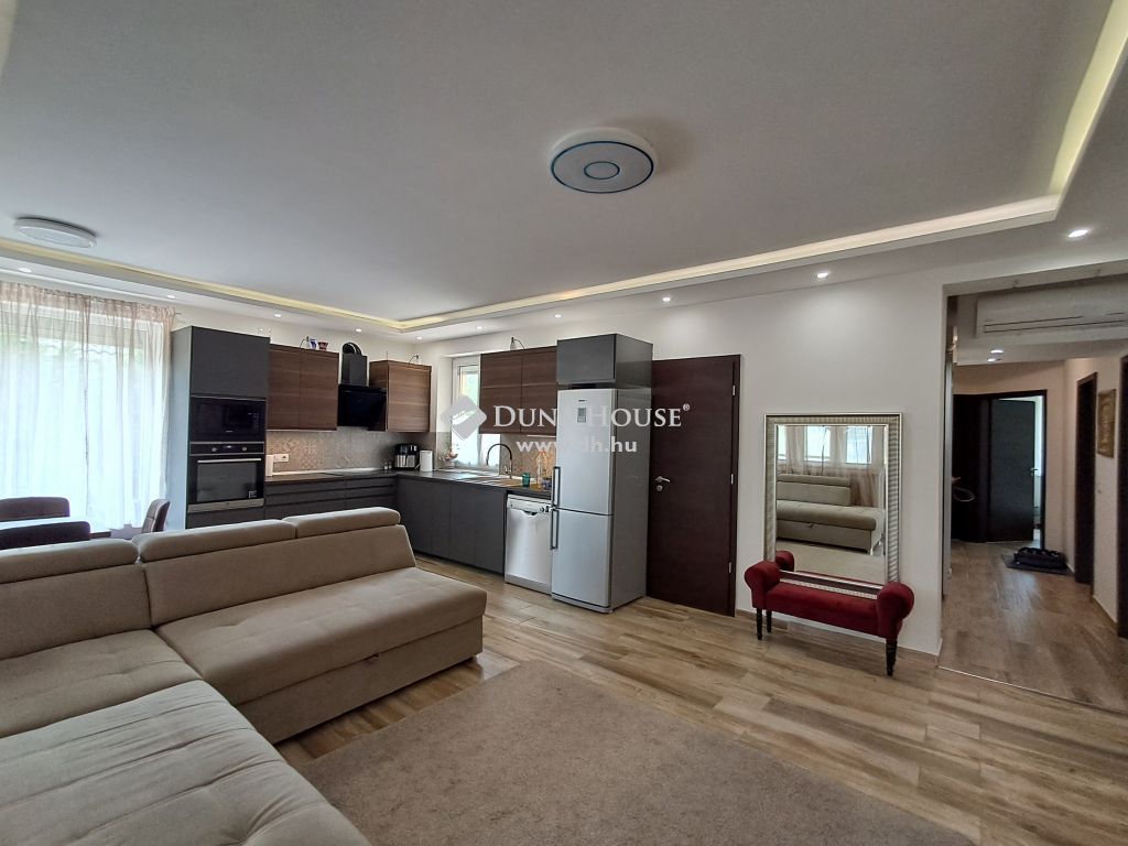 4030 Debrecen , Tégláskert természetközeli utcájában — 1/28