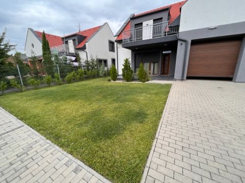 Eladó Lakás 6200 Kiskőrös Eladó Kiskőrösön a Gábor Áron utcában egy 120 nm ikerház!