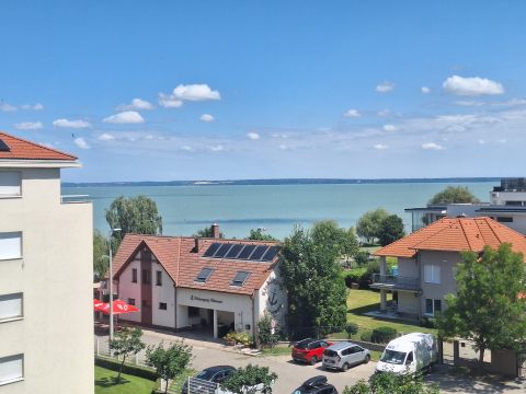 Eladó Lakás 8600 Siófok === Aranyparton vízparti lakás===