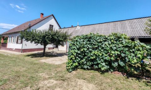 Eladó Ház 7516 Berzence Berzence csendes mellékutcájában emeletes családi ház eladó!