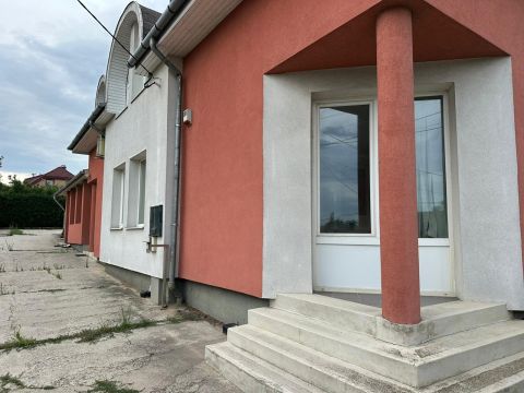 Eladó Üzlethelyiség 2144 Kerepes , Kerepes Szabadság útja (3-as számú országos főút) 