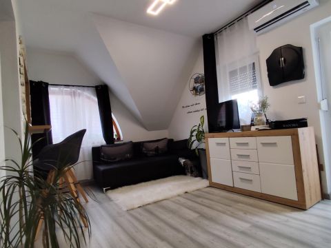 Eladó Lakás 9400 Sopron , családi ház: I. emeleti erkélyes újszerű lakás gk.beállókkal