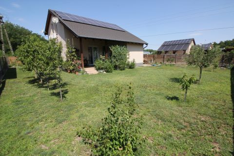 Eladó Ház 6000 Kecskemét NAPELEMES,nappali+3 szobás, DUPLA FÜRDŐS családi ház!