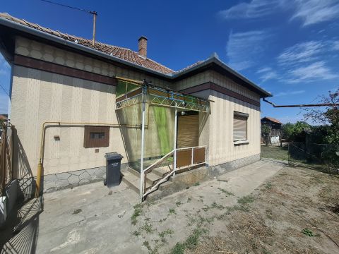 Eladó Ház 6133 Jászszentlászló , Kádár-kocka jó szerkezetű állapotban