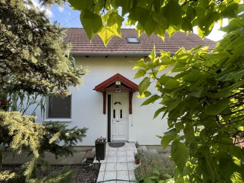 Eladó Ház 2162 Őrbottyán Két külön lakrészből álló családi ház