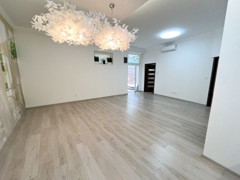 Eladó Lakás 1201 Budapest 20. kerület , Frissen felújított, két szobás lakás két percre a központtól