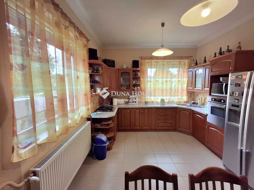 4033 Debrecen , Júliatelep kedvelt utcájában — 1/13