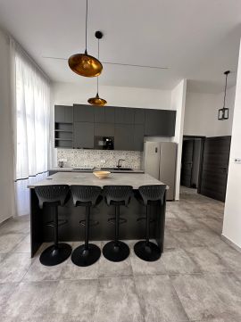 Eladó Lakás 1068 Budapest 6. kerület Kodály Körönd közelében felújítót 3 szobás lakás.