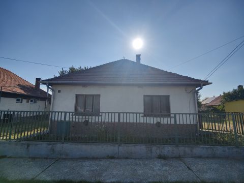 Eladó Ház 2244 Úri , Úriban egy szép kis ház eladó akár 2 generációnak!