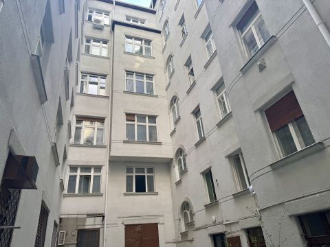 Eladó Lakás 1052 Budapest 5. kerület A Semmelweis utcában kiváló lakás befektetésre vagy saját felhasználásra